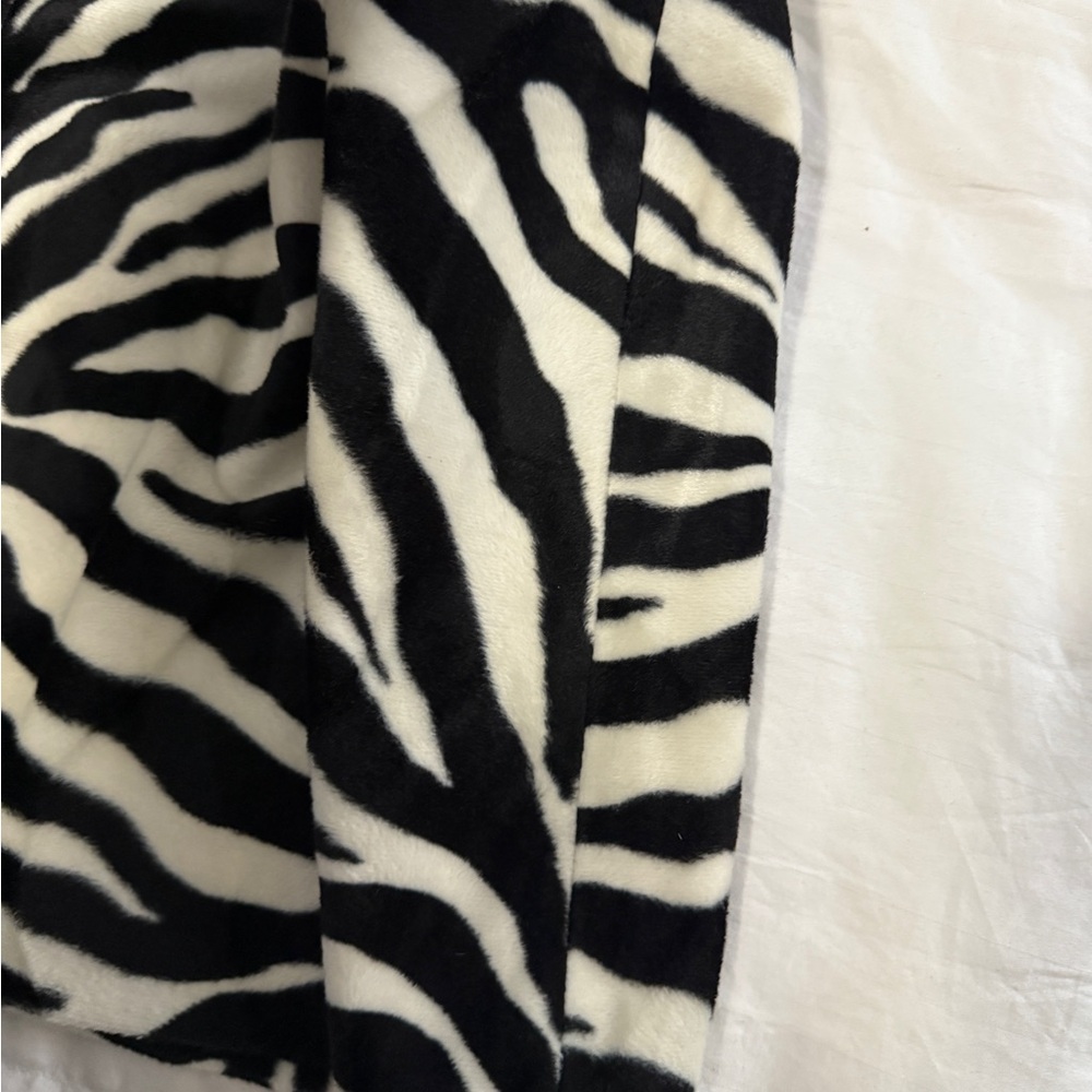 Vintage Express Black and White Zebra Print Fabric - Picture 10 of 11